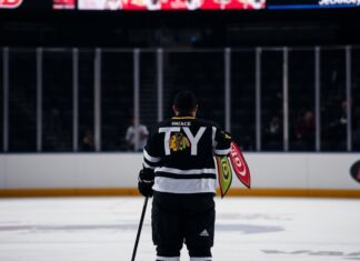 Yolculuklar İçin Takım Elbisesi: Chicago Blackhawks Stilini Benimsemenin Önemi The Importance of Adopting the Chicago Blackhawks Style for Team Travel Outfits