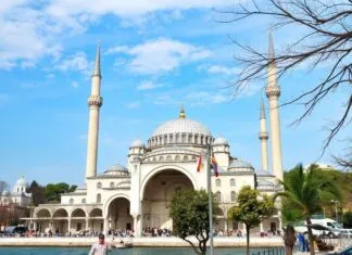 Bir Yabancı Şehri Keşfetmek: Benim İstanbul Maceram Discovering a Foreign City: My Istanbul Adventure